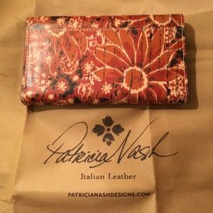 NWOT. Patricia Nash Van Sannio 70s Terresa Wallet